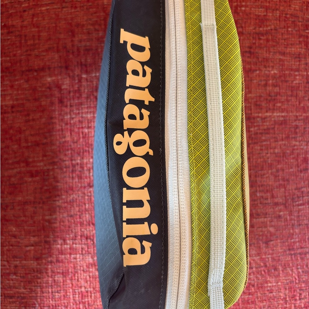 Patagonia 3L Black Hole Cube (green and orange)